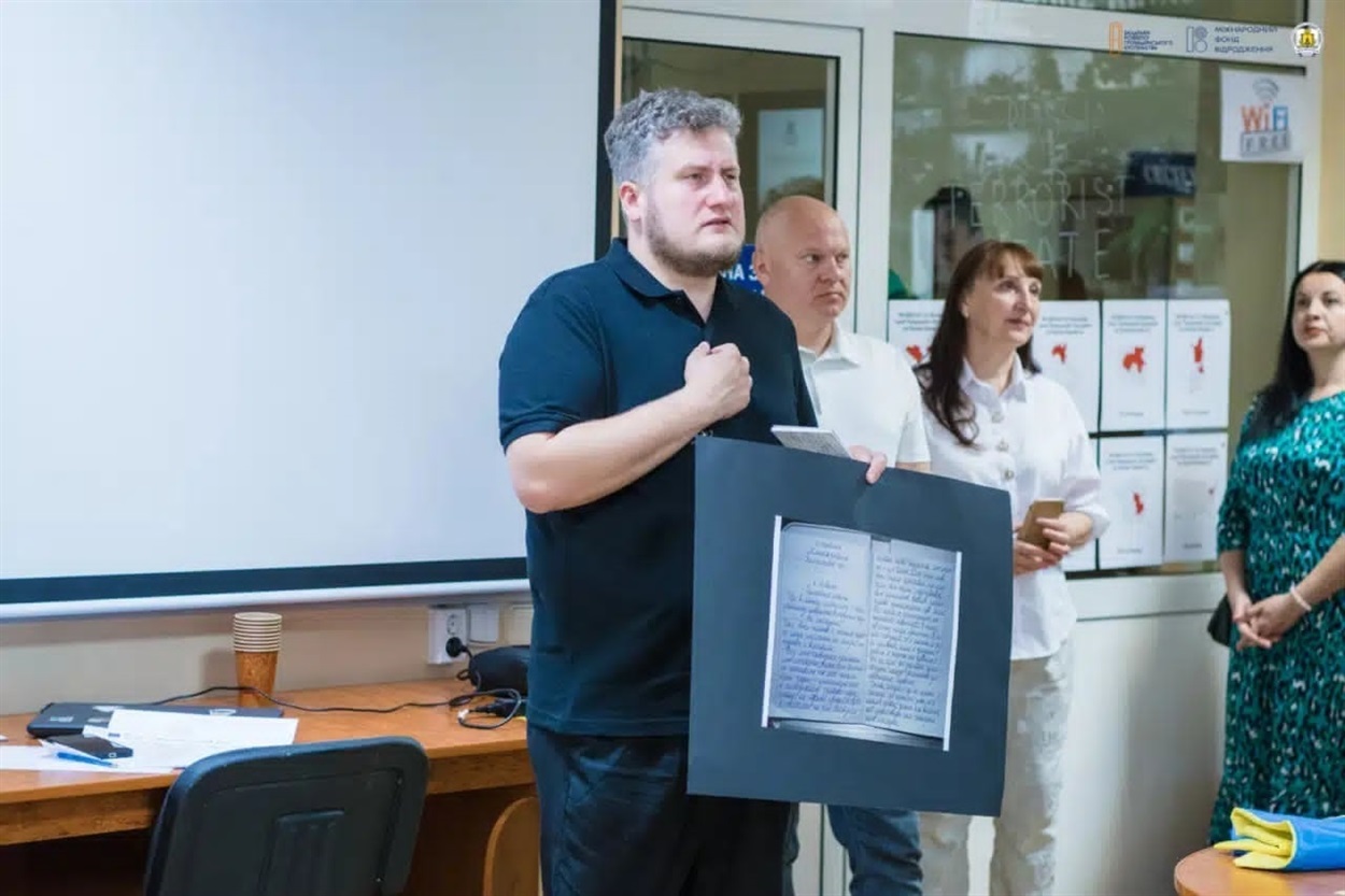 Автор експозиції, виконавчий директор ГО “Асоціація української миротворчої школи” Олександр Кобець прочитав твір 12-річної школярки з окупованої лівобережної Херсонщини. Фото: Любов Рудя