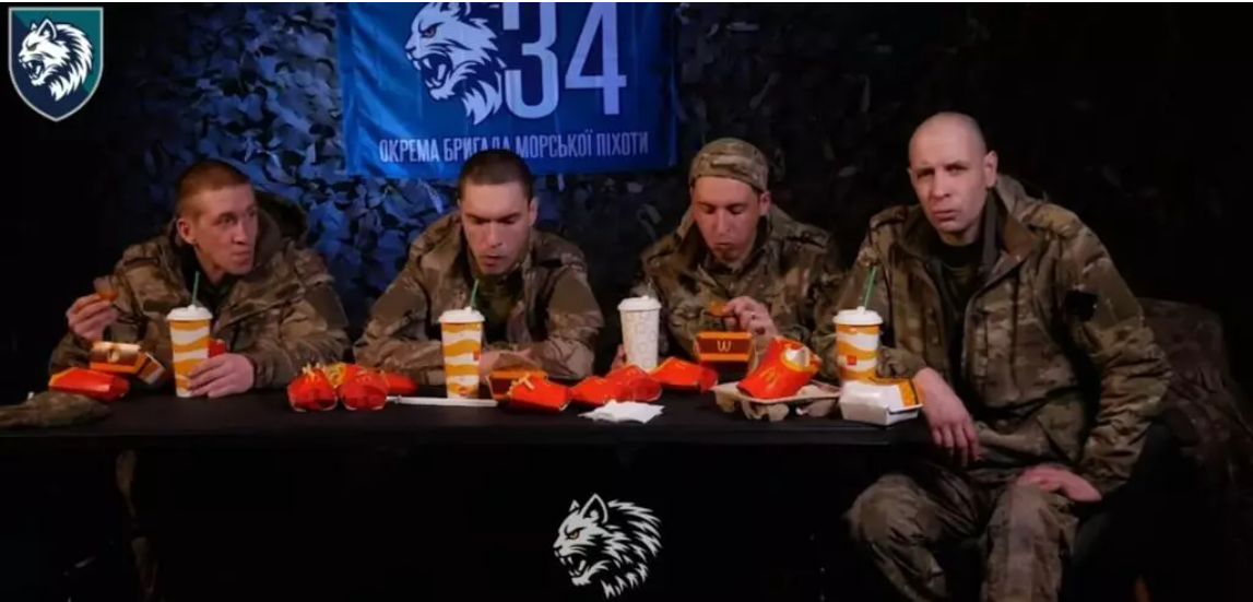 Крайній праворуч Антон Мілаєв розповідає про російські втрати на Херсонщині. Фото: 34 окрема бригада морської піхоти “Борисфен” / Telegram