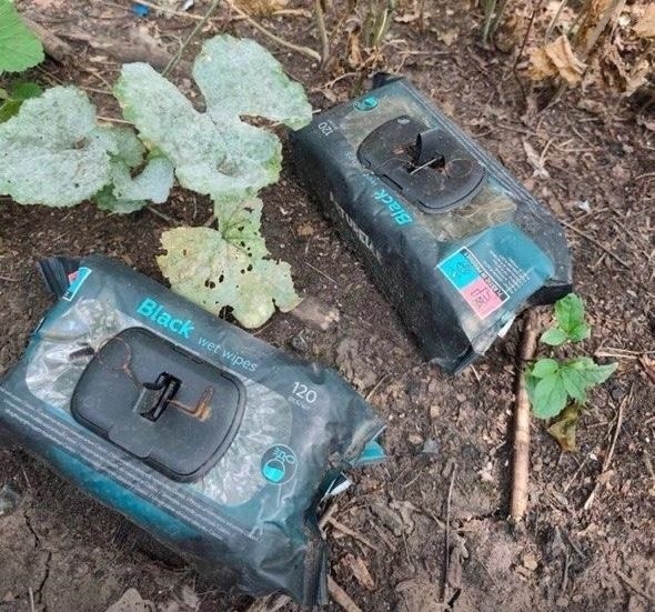 Окупанти почали маскувати саморобні вибухові пристрої в упаковках вологих серветок. Фото: Олександр Прокудін / Telegram