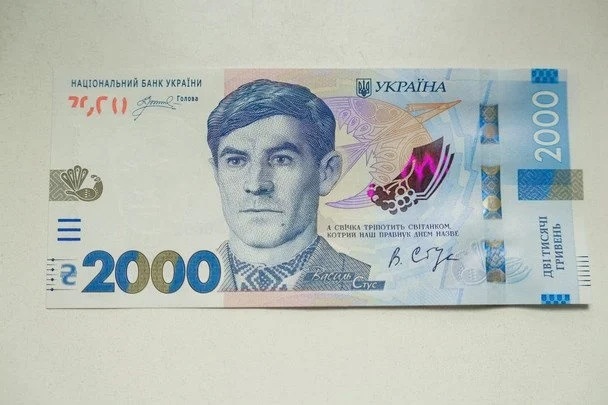 Нові 2 000 гривень. Фото: Андрій Пишний / Facebook