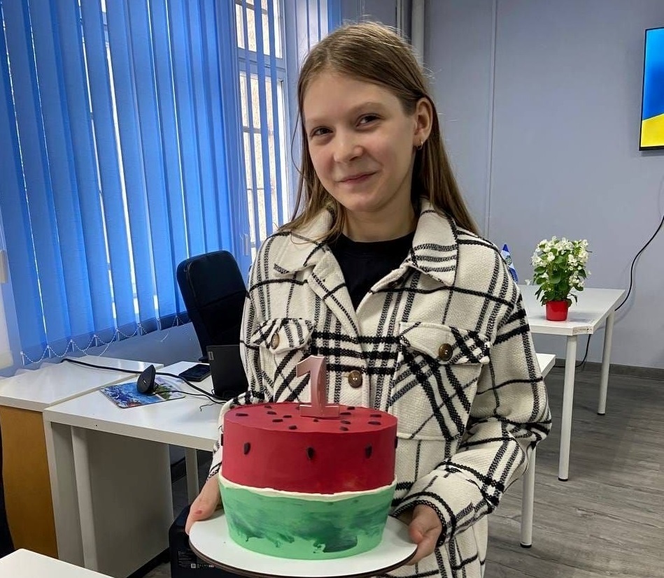 Під час святкування 1-ї річниці роботи координаційного центру “Вільні разом” у Львові головним символом заходу став великий стиглий херсонський кавун. Фото: Центр допомоги херсонцям “Вільні разом” у Львові / Telegram