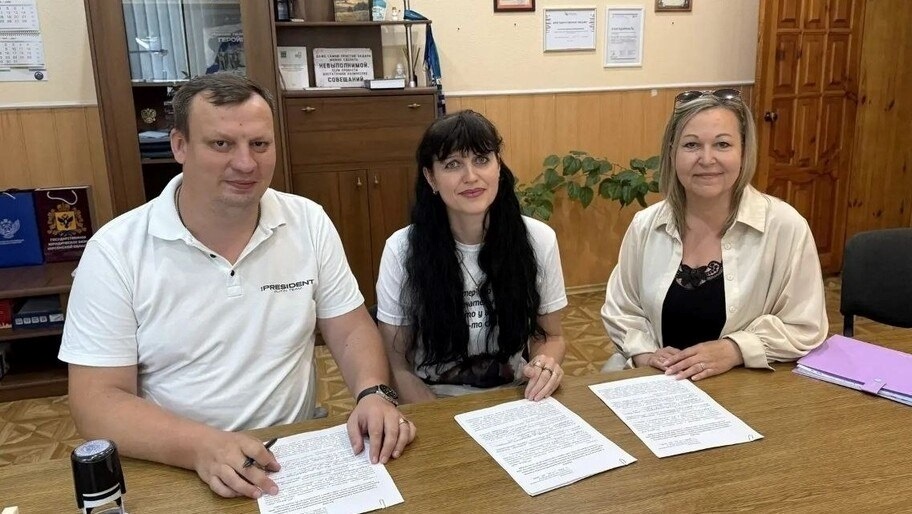 На фото зліва на право: виконувач обов'язків міністра освіти та науки Херсонської області Олексій Григор'єв, директорка Приморської школи Ірина Бачинська, вчителька початкових класів Поліна Бударіна. Фото: окупаційне ЗМІ
