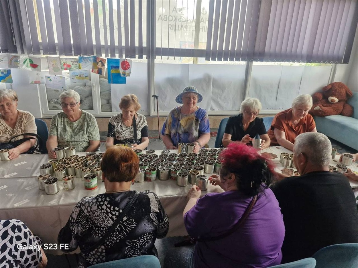 До волонтерської ініціативи з виготовлення окопних свічок долучилися чимало небайдужих людей. Фото: Центр допомоги херсонцям “Вільні разом” у Миколаєві / Telegram