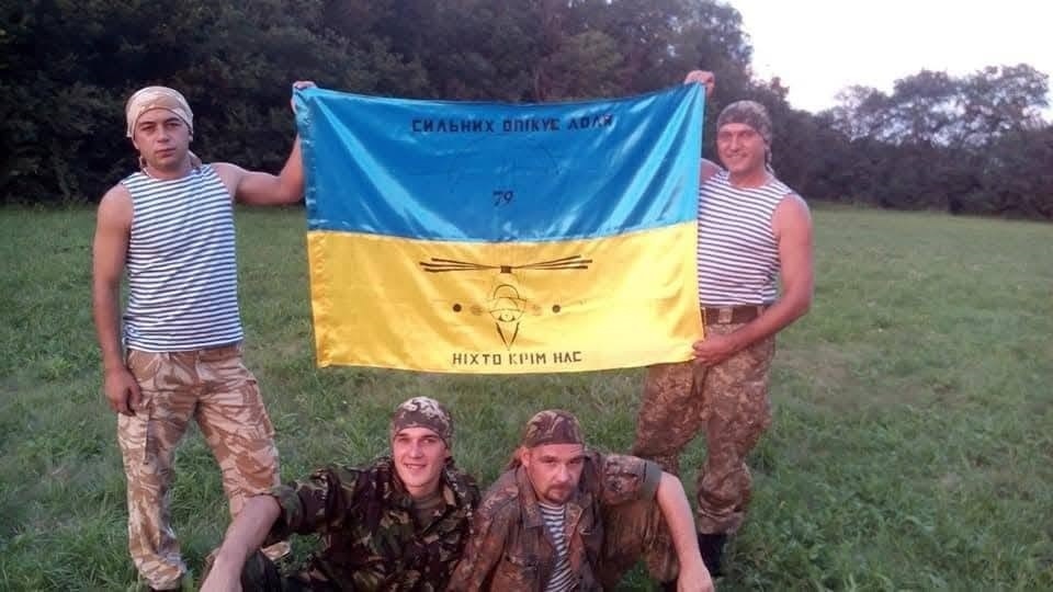 Даніїл Кардаш (на фото ліворуч) разом з бойовими побратимами з 79-ї окремої аеромобільної бригади. 2015 рік. Фото: Даніїл Кардаш / Facebook