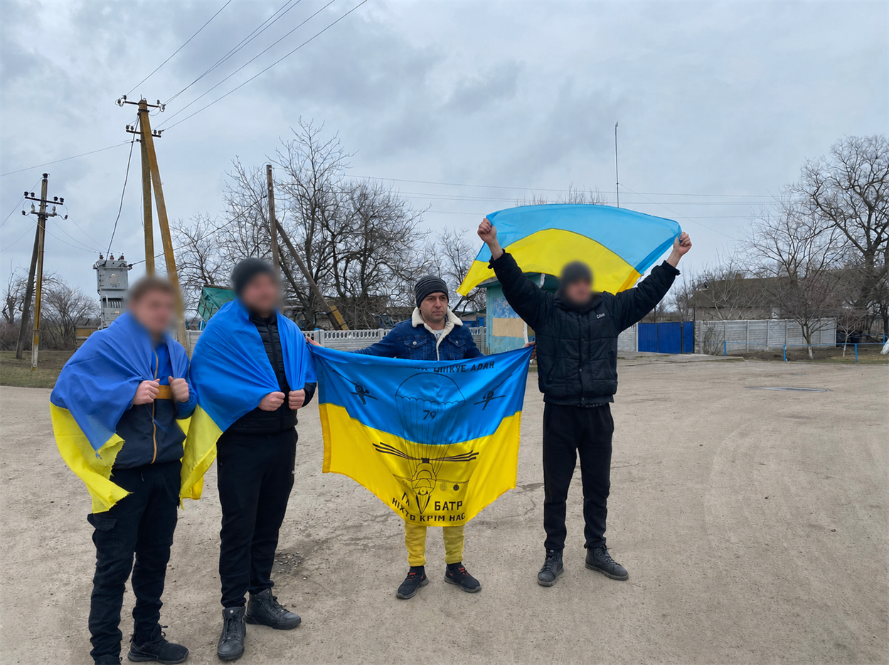 Сірогозщина: учасники акції спротиву російській окупації. Даніїл Кардаш на фото другий праворуч. 9 березня 2022 року. Фото: Даніїл Кардаш / Facebook