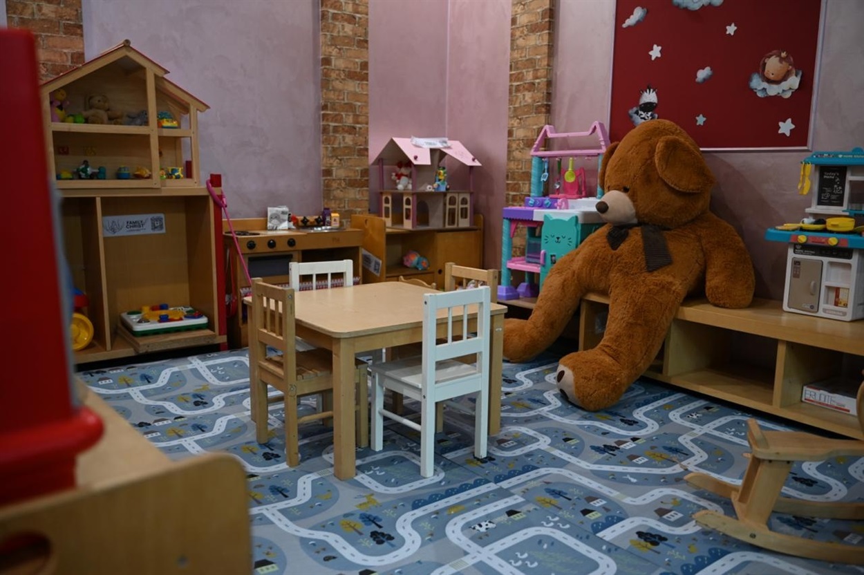 Дитячий простір в гуманітарному центрі “Вільні разом” в Ужгороді. Фото: Херсонська ОДА (ОВА) / Telegram