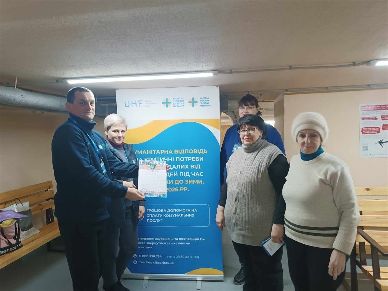Зустріч з представниками БФ “Карітас” з оформлення допомоги “Тепла зима”. Херсон, підземне укриття. Фото: з архіву Валентини Суслової