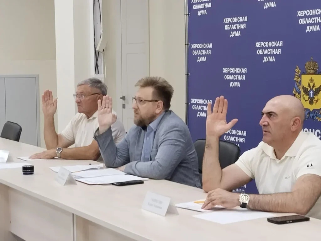 На засіданні так званого комітету з питань національної політики під головуванням заступника голови комітету Володимира Лебедкіна було розглянуто проєкти законів щодо підтримки діяльності студентських загонів та регулювання відносин у сфері добровольчості. Фото: окупаційна Херсонська обласна дума
