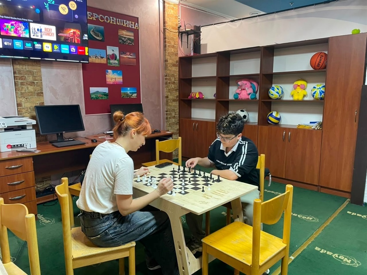 Шаховий клуб “Переможний шах”. Фото: Центр допомоги херсонцям “Вільні разом” в м. Ужгород